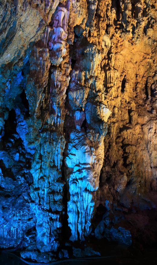 Some of the world's largest caves are found in the U.S. state of Kentucky, the Laotian-Vietnamese border and Malaysia.