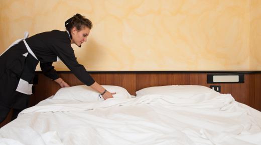 A guaranteed reservation agreement typically includes the provision that rooms will be cleaned prior to the arrival of guests.