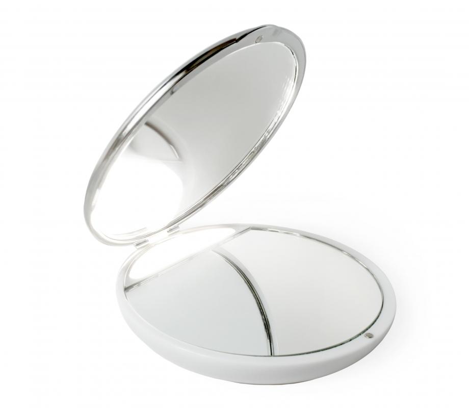 What Are the Different Types of Travel Mirrors? (with pictures)